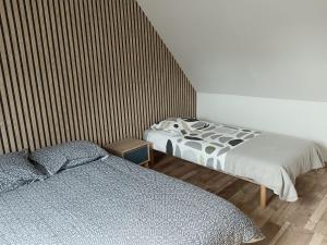 una camera con due letti adiacenti di Le gîte Normand a Saint-Vaast-dʼÉquiqueville