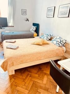 een groot bed met kussens in een kamer bij CityGate Kraków in Krakau +32 foto's