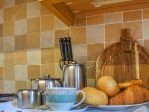 ein Tisch mit einem Teller Brot und einer Tasse Kaffee in der Unterkunft Melrose in Clitheroe