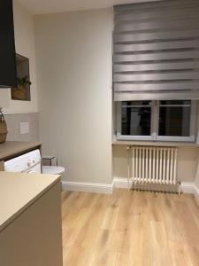 Habitación vacía con cocina y ventana en Villa du Parc de Scey, en Dole