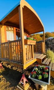 a wooden gazebo with flowers in a garden at La champ être in Neuville-sur-Sarthe