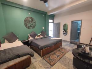 Ένα ή περισσότερα κρεβάτια σε δωμάτιο στο HOM House of MannMauji Riverside kasol