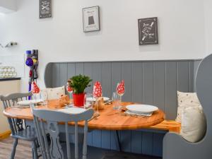 CallingtonにあるTrelawney Bungalowの木製テーブル(椅子付)、ダイニングルーム