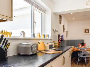 CallingtonにあるTrelawney Bungalowのキッチン(トースター付きカウンター付) +14枚の写真