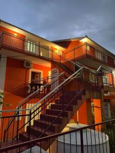 Το κτήριο όπου στεγάζεται  το διαμέρισμα