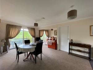 Saint CleerにあるCotehele - B6524のテーブルと椅子とソファのあるリビングルーム