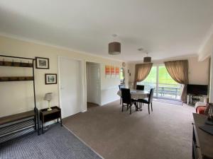 Saint CleerにあるCotehele - B6524のテーブルと椅子のあるリビングルームとダイニングルーム