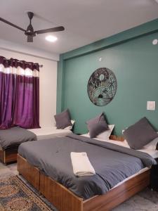 Ένα ή περισσότερα κρεβάτια σε δωμάτιο στο HOM House of MannMauji Riverside kasol +21 φωτογραφίες