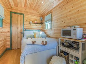 a bedroom with a bed in a wooden cabin at Cater Tober Haven in Dunnet