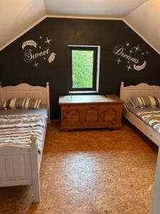 a bedroom with two twin beds and a window at Ferienhaus Garda Hundefreundlich großer Garten Terrasse WLAN in Günthers