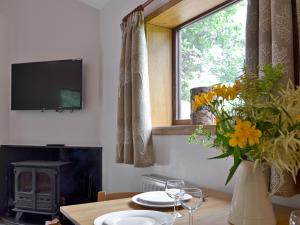 TV a/nebo společenská místnost v ubytování Waterfall Cottage