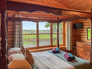 Postel nebo postele na pokoji v ubytování Ashknowe Log Cabin - S4590