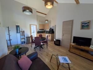 ein Wohnzimmer mit Sofa und Tisch in der Unterkunft Le Renard des Vosges in La Croix-aux-Mines