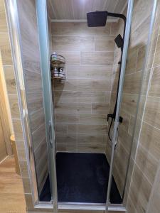 eine Dusche mit Glastür im Badezimmer in der Unterkunft Le Renard des Vosges in La Croix-aux-Mines + 52 Fotos
