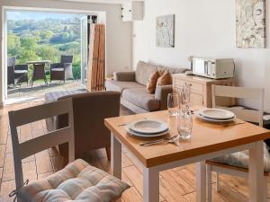 チャードにあるTanlake Barnのテーブルと椅子とソファのあるリビングルーム