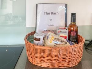 チャードにあるTanlake Barnの食品入りバスケット、ワイン1本