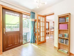 Habitación con puerta de madera y comedor. en Glen View Of Enrick House, en Bearnock