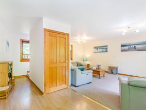 sala de estar con puerta de madera y sofá en Glen View Of Enrick House, en Bearnock