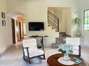TV a/nebo společenská místnost v ubytování Casa Mariposa - villa with infinity pool, near beach