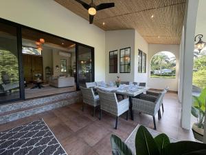 Patio nebo venkovní prostory v ubytování Casa Mariposa - villa with infinity pool, near beach