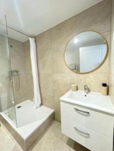 a bathroom with a sink and a shower and a mirror at Éclat du Safran - au cœur de Auxerre in Auxerre