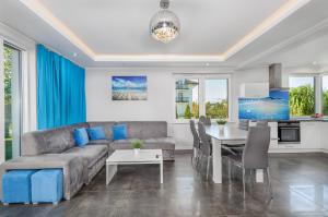 a living room with a couch and a table at Domki apartamentowe Na wrzosach in Jastrzębia Góra