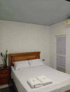 a bedroom with a bed with two towels on it at Casa Isabel in Santa Cruz de Mompox