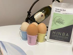 Eine Gruppe Eier in Eimern neben einer Flasche Wein in der Unterkunft Dalnafeidh Beag - Cottage in Portnacroish