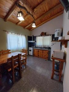 Köök või kööginurk majutusasutuses Cabañas Alünmew