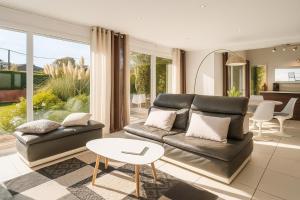 MarinにあるVilla d'architecteのソファとテーブルのあるリビングルーム