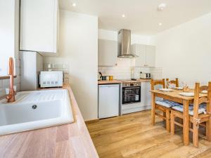una cocina con una gran bañera blanca en una habitación en The Grain Store-Uk34014, en Godshill 17 fotos más