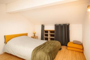 MarinにあるVilla d'architecteの大きなベッドと窓のある寝室