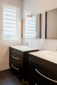 MarinにあるVilla d'architecteの洗面台と鏡のあるバスルーム +18枚の写真