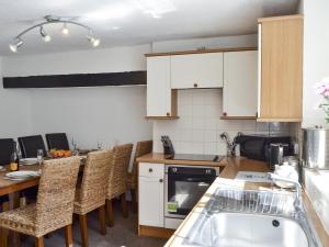 Nhà bếp/bếp nhỏ tại Belfrey House +15 ảnh