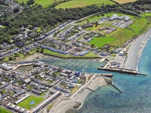 eine Luftansicht eines Hafens mit Yachthafen in der Unterkunft Cerniw - Cottage in Aberaeron