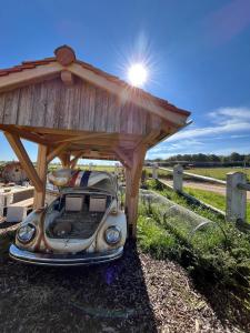 an old car under a wooden gazebo at Chalets Waldeck - Urlaub im Fränkischen Seenland 