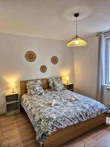 Postel nebo postele na pokoji v ubytování Séjour nature et cosy à 2 pas du Lac des Sapins