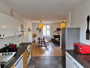 Kuchyň nebo kuchyňský kout v ubytování Séjour nature et cosy à 2 pas du Lac des Sapins