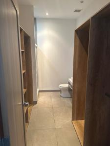 ein Bad mit einem WC und einer offenen Tür in der Unterkunft Charming apartment with a nice view in San Salvador