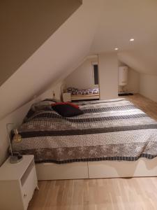 Un dormitorio con una cama grande en el ático. en Önnestad guest house, en Önnestad