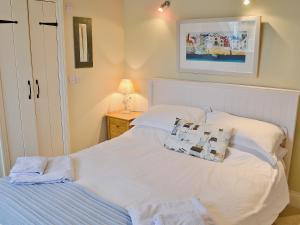 a bedroom with two beds and a lamp on a table at Mainbrace in Port Isaac
