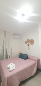 バレンシアにあるHabitaciones en Vivienda Compartida, Muy Céntrica, Relajante, Tranquila, Bonitaのベッドルーム1室(ピンクベッド1台、タオル2枚付) +52枚の写真