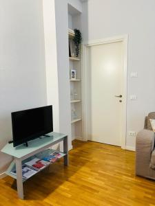 a living room with a television on a table at Appartamento Crema centro in Crema