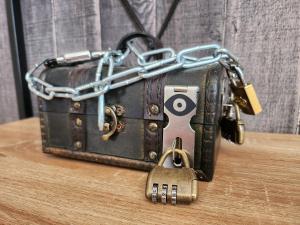 a chained up suitcase with a lock and a key at Logement cocooning 2-4 personnes avec Salle de jeux in Chémery