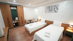 Giường trong phòng chung tại Premier Hotel Tashkent&SPA