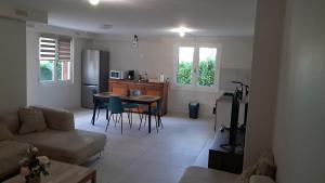 Kuchyň nebo kuchyňský kout v ubytování Logement paisible avec jardin, accès plain pied sans escalier, parking et WiFi