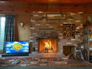 Μια τηλεόραση ή/και κέντρο ψυχαγωγίας στο The Wilkie Cabin #339