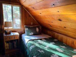 Ένα ή περισσότερα κρεβάτια σε δωμάτιο στο The Wilkie Cabin #339