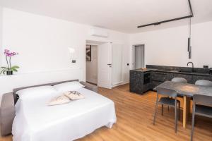 Postel nebo postele na pokoji v ubytování DN ART ROYALE - APT N vasca idromassaggio interno piano terra -APT D esclusivo terrazzo esterno con jacuzzi