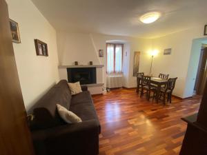 a living room with a couch and a table at Piccolo Paradiso in Piuro